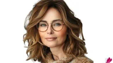 تسريحات شعر للنساء فوق 50 مع النظارات