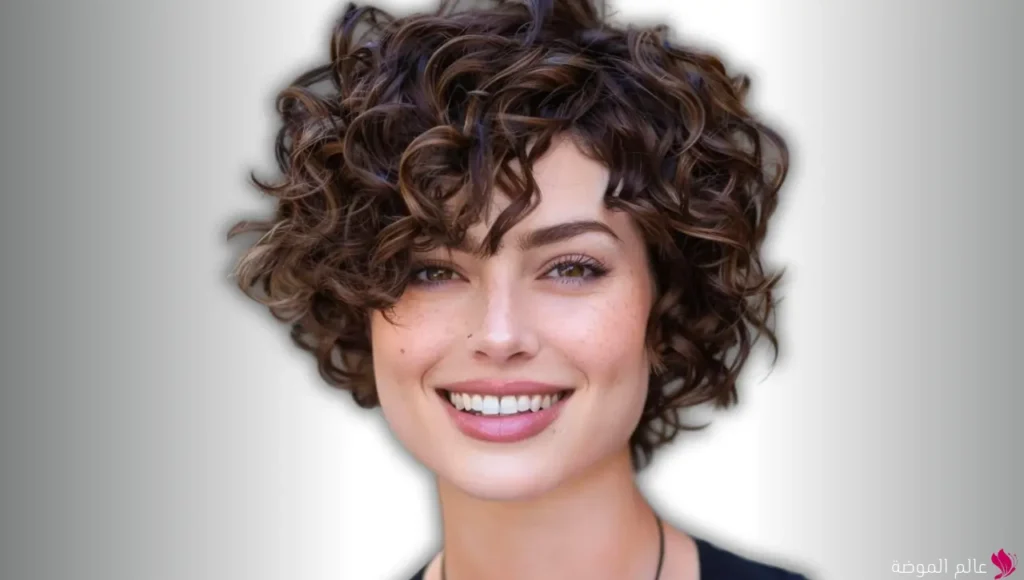 تسريحة الشعر القصير المجعد (Curly Pixie Cut)