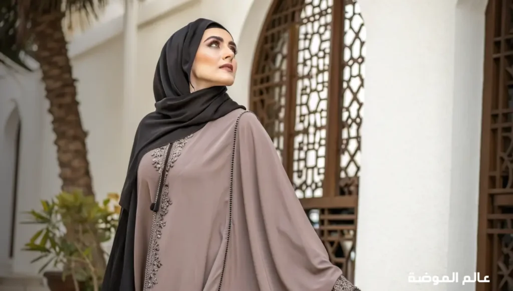 كيفية اختيار عبايات ملونه أنيقة تتماشى مع لون البشرة وشكل القوام للحصول على إطلالة متناسقة وجذابة في جميع المناسبات امرأة ترتدي عباية ملونه أنيقة تناسب لون بشرتها وشكل قوامها