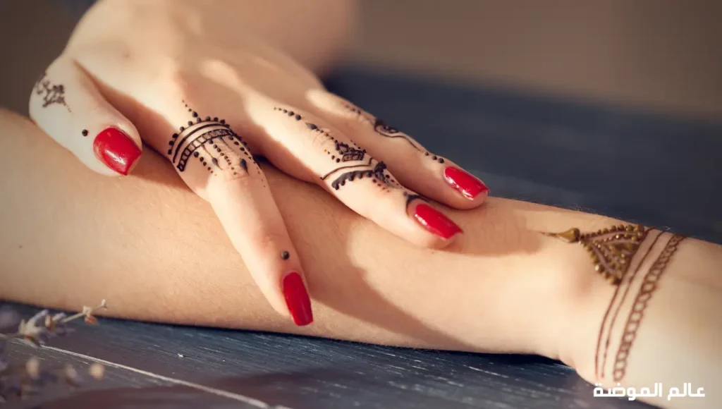 دليل شامل لنقش حناء بسيط على اليدين والأصابع بخطوات سهلة تعلمي أجمل نقش حناء بسيط على اليدين والأصابع