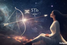 رمز برج القوس يلمع في خلفية فلكية جميلة مع قوس وسهم متألقين يرمزان للطموح والإصرار تحت سماء مرصعة بالنجوم