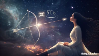 رمز برج القوس يلمع في خلفية فلكية جميلة مع قوس وسهم متألقين يرمزان للطموح والإصرار تحت سماء مرصعة بالنجوم