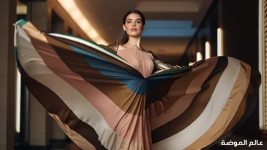 امرأة ترتدي فستانًا طويلًا بالوان فساتين عصرية