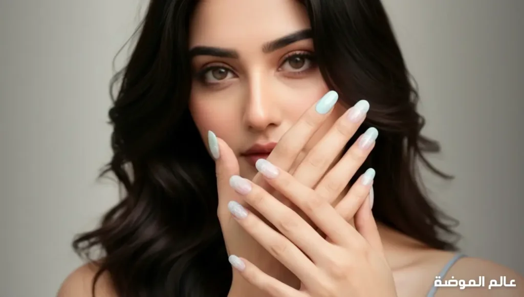 الوان اظافر شتويه باستيل شفافة على يد المرأة
