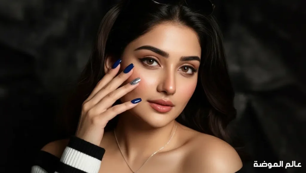 أظافر شتوية بالأزرق الداكن والفحمي المعدني